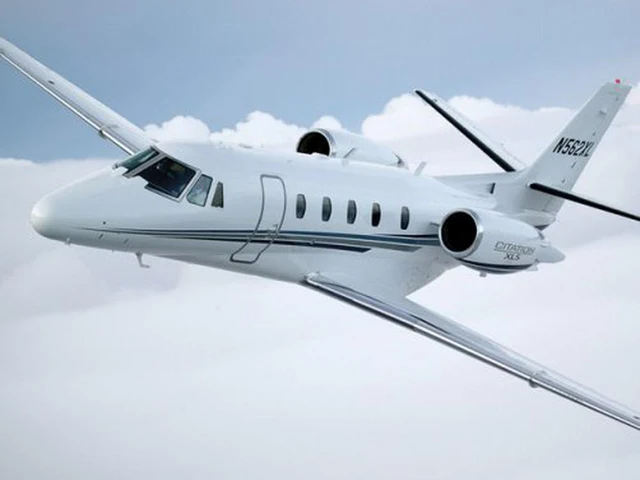 N562XL — photo